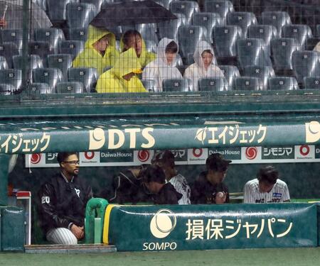 　ベンチで試合再開を待つデュプランティエ（左）＝撮影・山口登