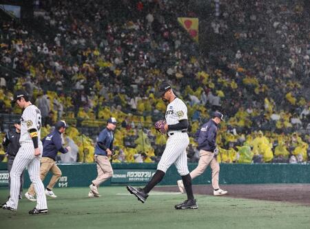 　３回途中、降雨のため試合が中断となり、ベンチに戻るデュプランティエ（中央）＝撮影・北村雅宏