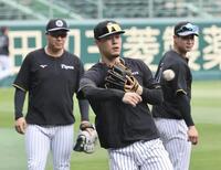 　大山（左後方）らと一緒にノックを受ける佐藤輝（撮影・田中太一）