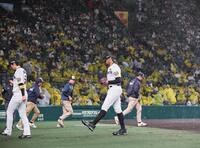 　３回途中、降雨のため試合が中断となり、ベンチに戻るデュプランティエ（中央）＝撮影・北村雅宏