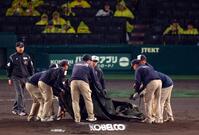 　試合再開に向けシートをめくる（撮影・山口登）