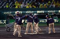 　試合再開に向けグラウンド整備する阪神園芸の関係者（撮影・山口登）