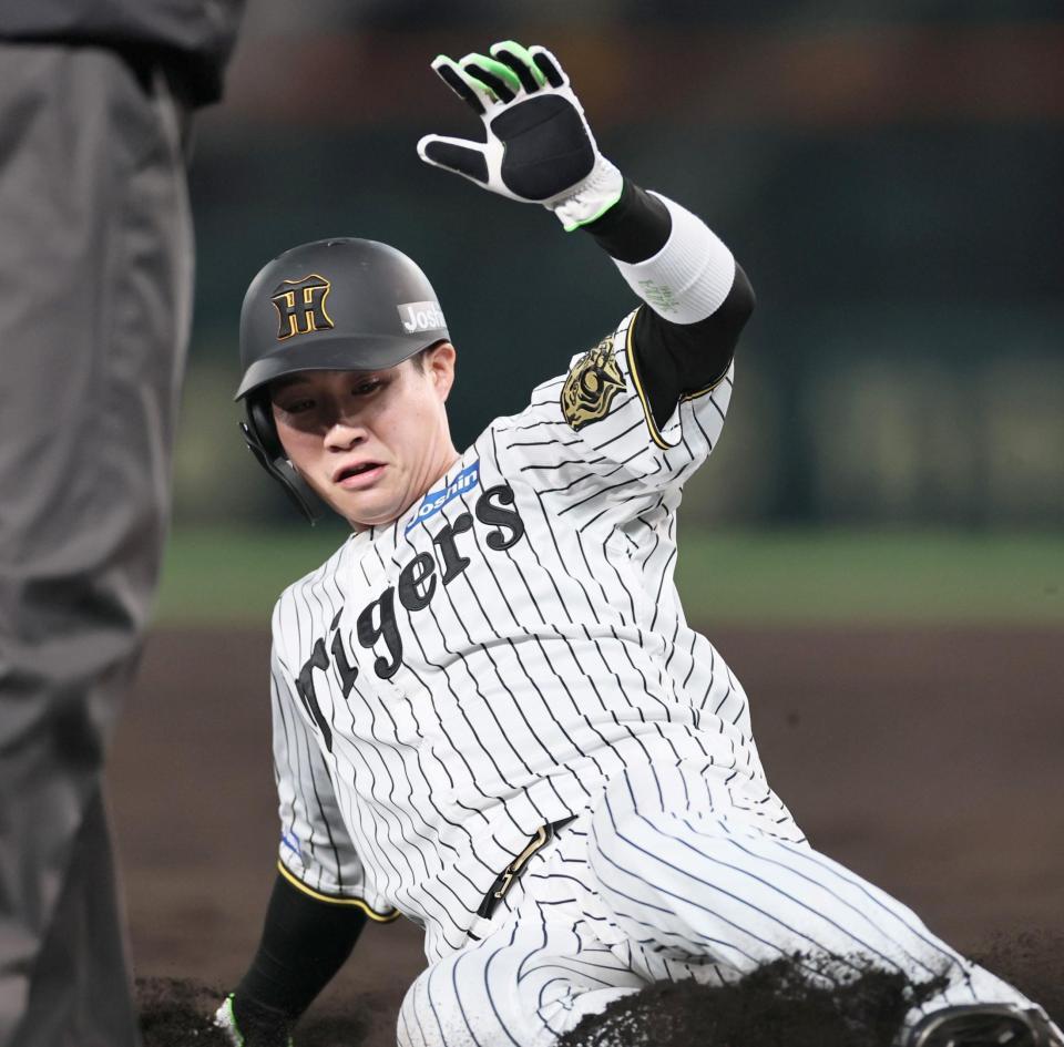 　２回、小幡の犠飛で三塁へすべり込む木浪（撮影・田中太一）