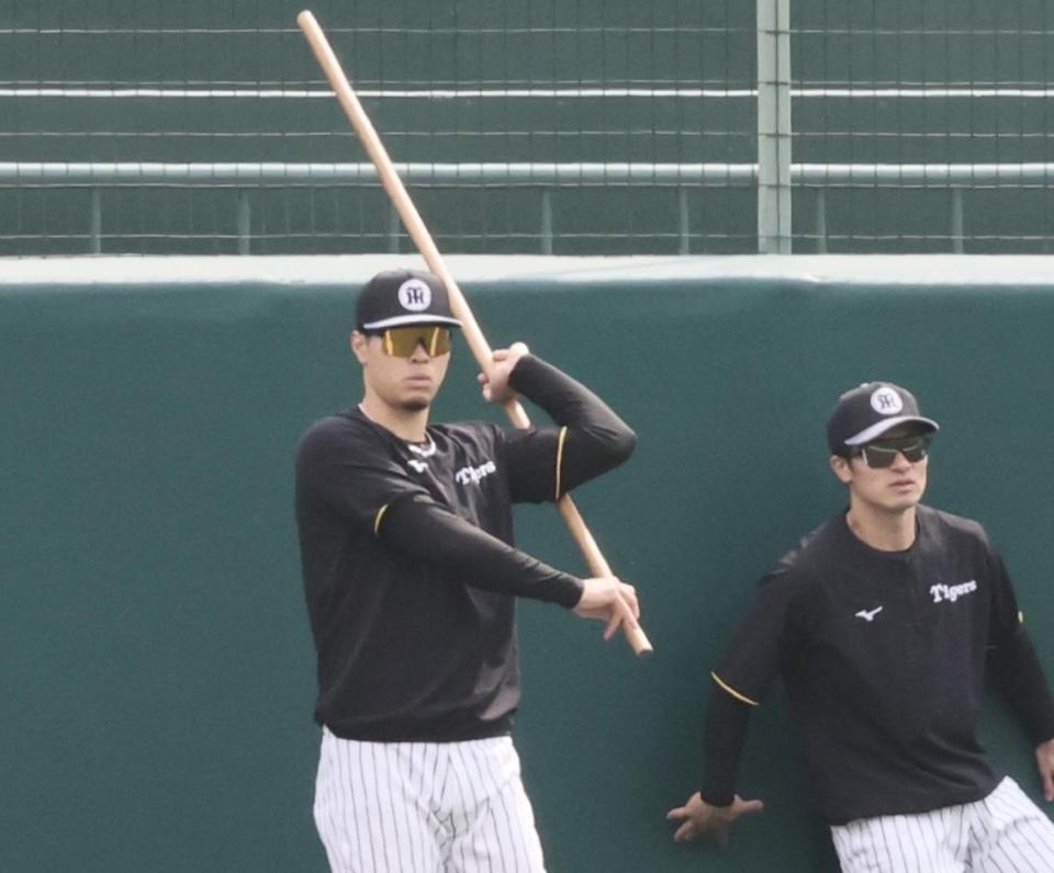 　ウオーミングアップをする佐藤輝（撮影・田中太一）