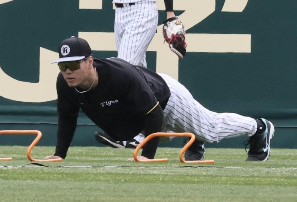 　腕立て伏せをする佐藤輝（撮影・田中太一）