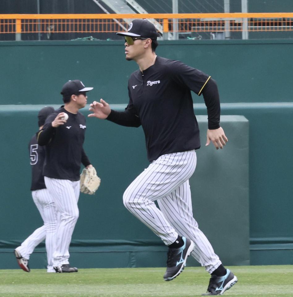 　走り込む佐藤輝（撮影・田中太一）