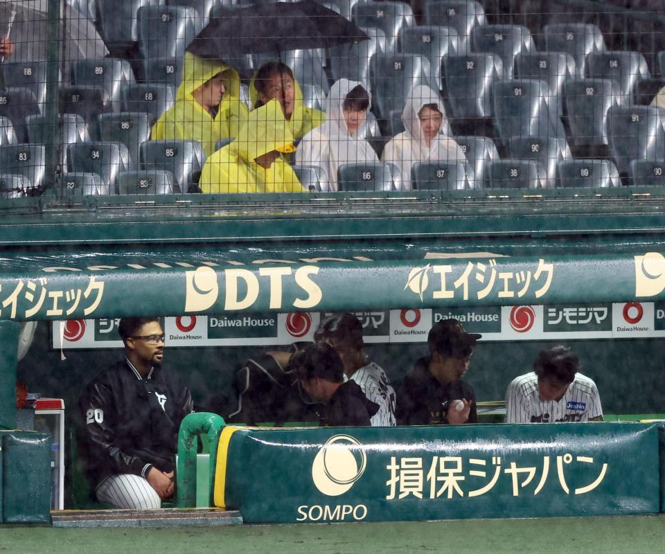 　ベンチで試合再開を待つデュプランティエ（左）＝撮影・山口登