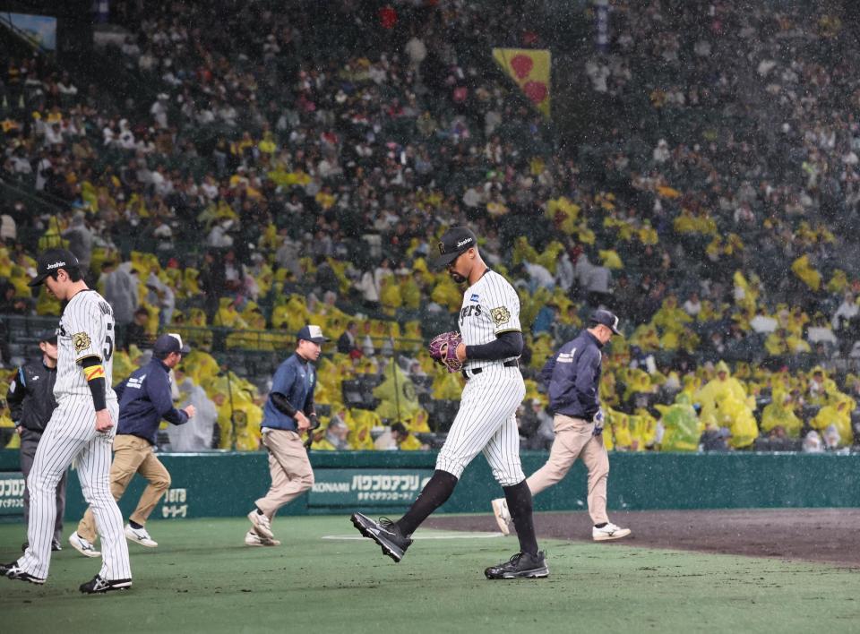 　３回途中、降雨のため試合が中断となり、ベンチに戻るデュプランティエ（中央）＝撮影・北村雅宏