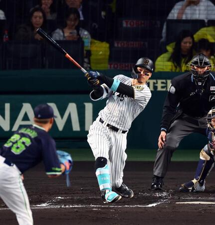 　１回、右前打を放つ佐藤輝（投手・山野）＝撮影・山口登