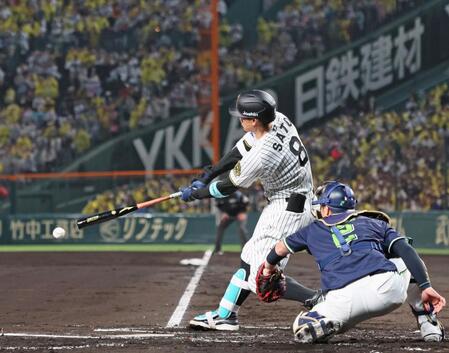 　１回、右前打を放つ佐藤輝（撮影・立川洋一郎）