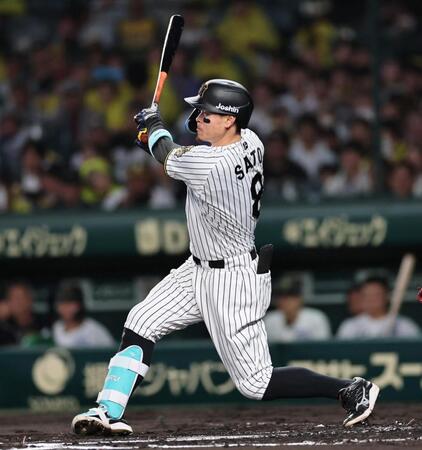 　１回、安打を放つ佐藤輝（撮影・田中太一）