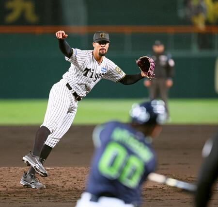 　２回、赤羽から空振り三振を奪うデュプランティエ（撮影・立川洋一郎）