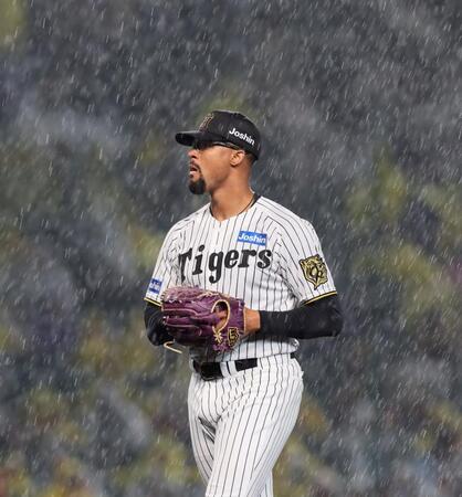 　３回途中、降雨のため試合が中断となり、ベンチに引き揚げるデュプランティエ（撮影・北村雅宏）