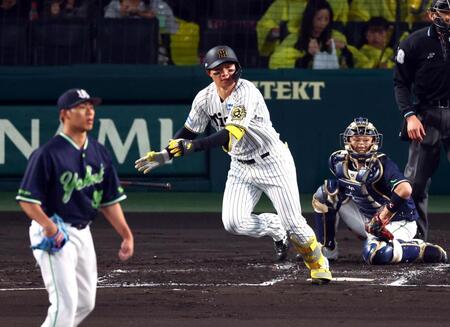 　１回、左前打を放つ森下（投手・山野、捕手・古賀）＝撮影・山口登