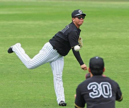 　門別（手前）とキャッチボールをする村上（撮影・立川洋一郎）