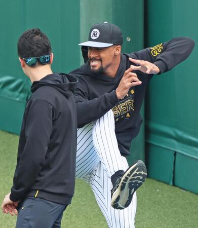 　打撃フォームをまねてみせるデュプランティエ（撮影・立川洋一郎）