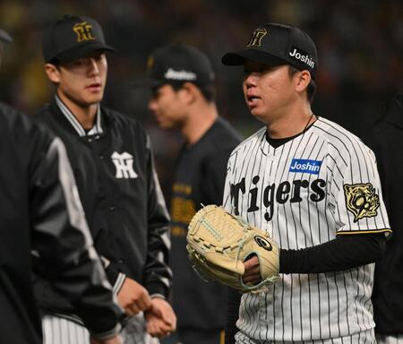 　５回を投げ終えベンチに戻る村上（右）＝撮影・西田忠信