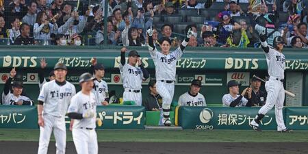 　１回、森下の同点２点適時打で盛り上がる阪神ナイン（撮影・中田匡峻）