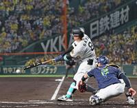 　１回、右前打を放つ佐藤輝（撮影・立川洋一郎）