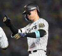 　１回、右前打を放ち指を立てる佐藤輝（撮影・北村雅宏）