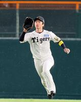 　２回、山田の飛球でグラブを上げるしぐさをする近本（撮影・北村雅宏）