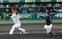 　帰塁できずアウトになる茂木（撮影・山口登）