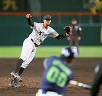 　２回、赤羽から空振り三振を奪うデュプランティエ（撮影・立川洋一郎）