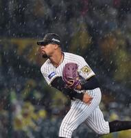 　雨の降る中、力投するデュプランティエ（撮影・北村雅宏）