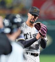 　２回表を投げ終え栄枝（手前）に視線を送りベンチへ引き揚げるデュプランティエ（撮影・立川洋一郎）