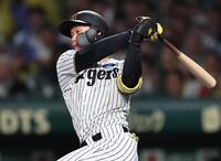 　１回、左前へ安打を放つ森下（撮影・田中太一）