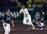 　１回、左前打を放つ森下（投手・山野、捕手・古賀）＝撮影・山口登