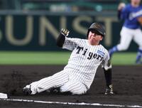 　２回、中野の二塁打で三塁へ滑り込む一走・村上（撮影・北村雅宏）