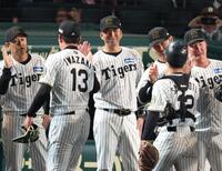 　中日に勝利し、岩崎（１３）らを迎える藤川監督（撮影・中田匡峻）