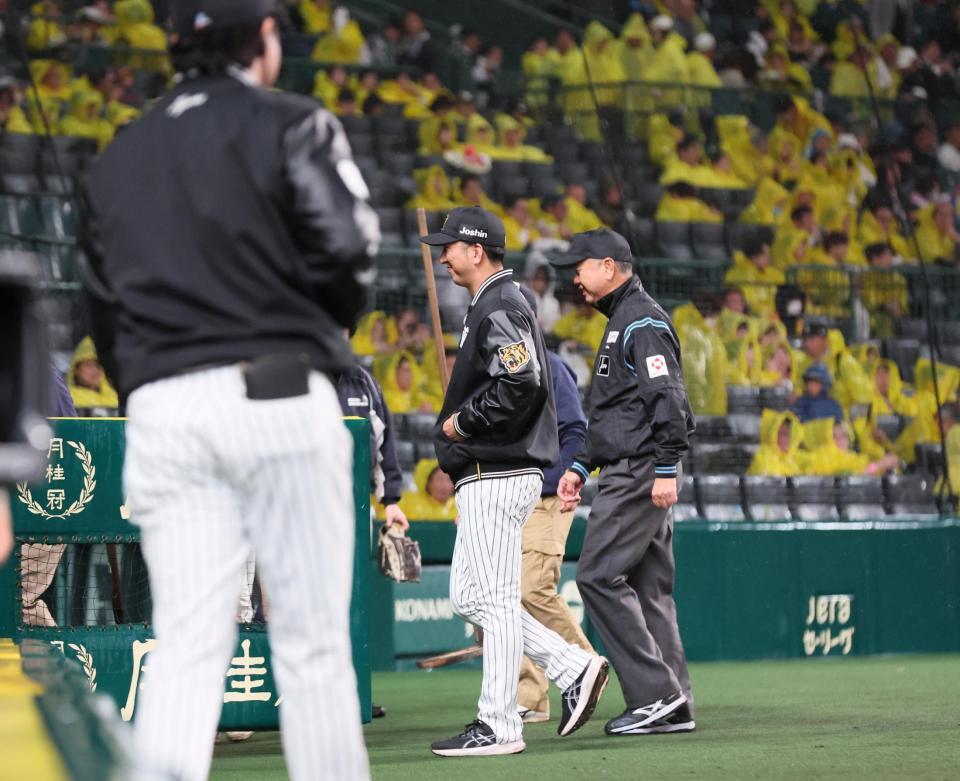 　３回途中、グラウンド状態を確認し、一端ベンチに戻る藤川監督（中央）＝撮影・北村雅宏