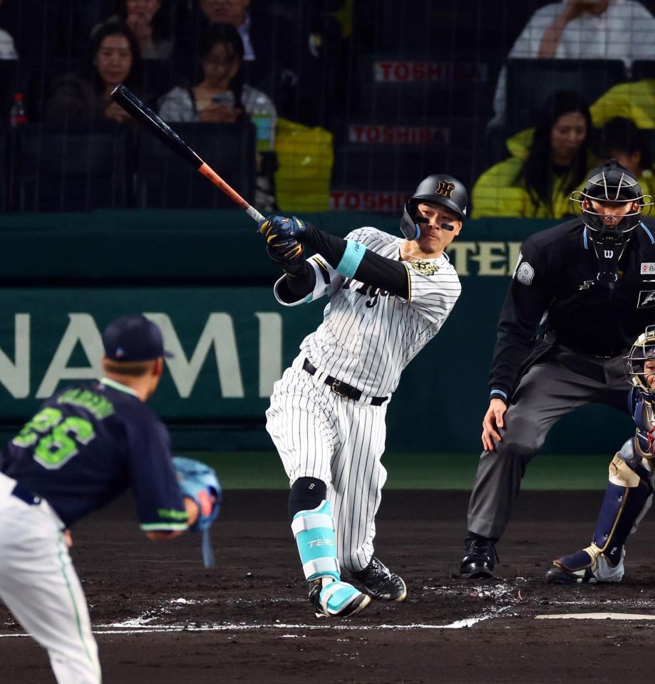 　１回、右前打を放つ佐藤輝（投手・山野）＝撮影・山口登