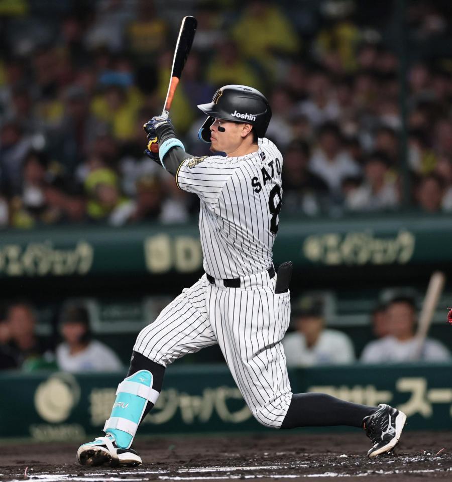 　１回、安打を放つ佐藤輝（撮影・田中太一）