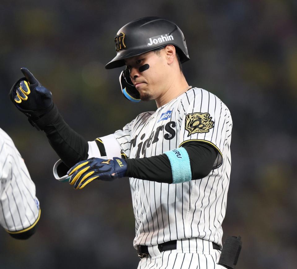 　１回、右前打を放ち指を立てる佐藤輝（撮影・北村雅宏）