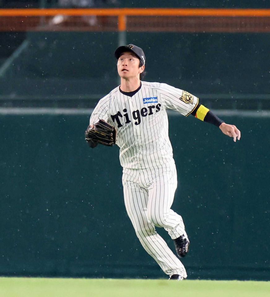 　２回、山田の放った飛球に対して、グラブを上げたものの、一端下げる近本（撮影・北村雅宏）