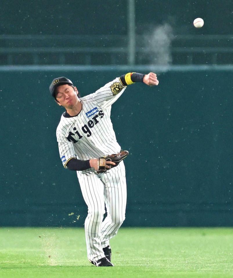 　２回、山田の飛球を処理して素早く一塁へ送球する近本光（撮影・立川洋一郎）