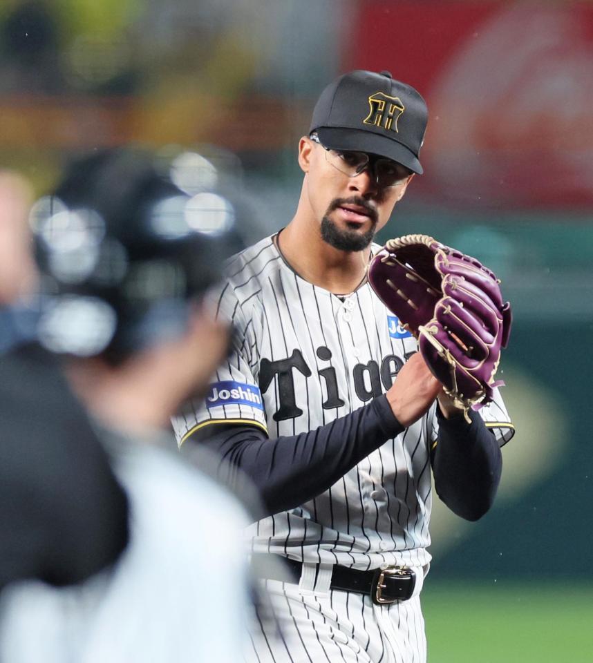 　２回表を投げ終え栄枝（手前）に視線を送りベンチへ引き揚げるデュプランティエ（撮影・立川洋一郎）