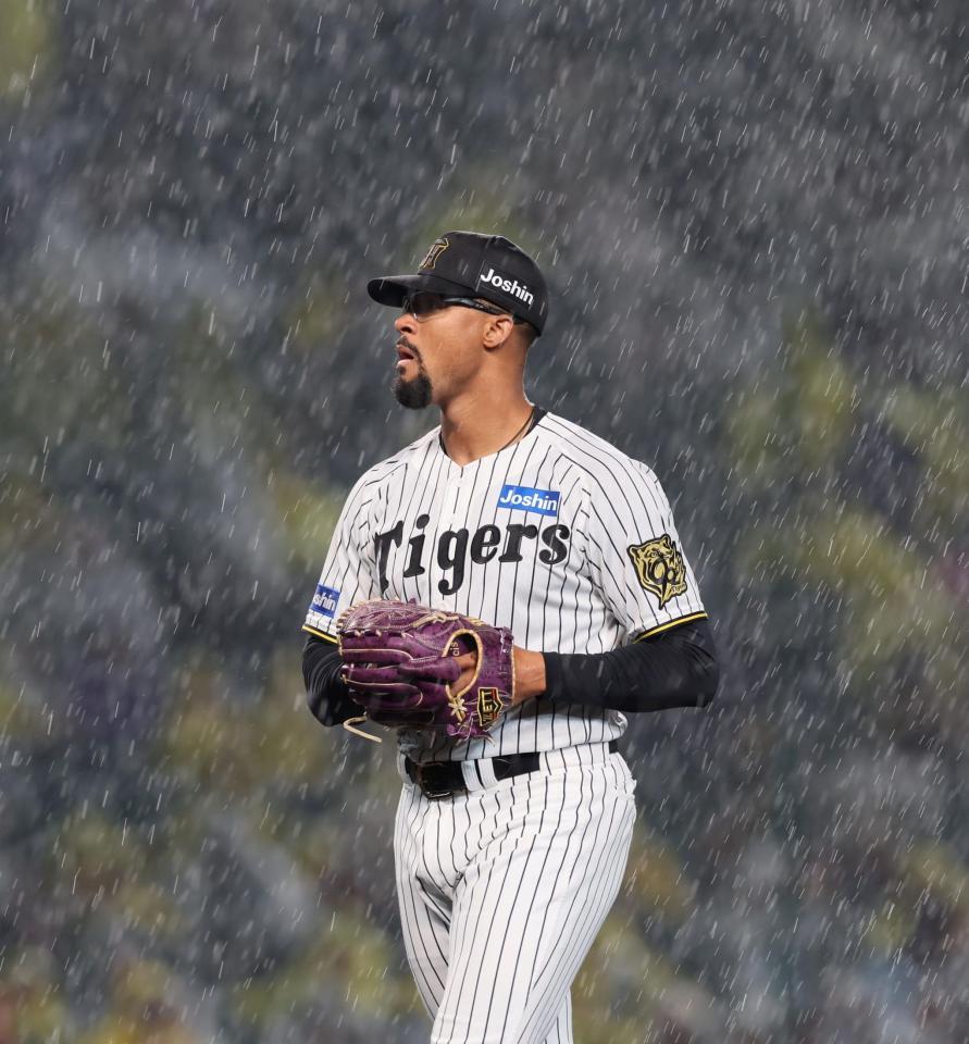　３回途中、降雨のため試合が中断となり、ベンチに引き揚げるデュプランティエ（撮影・北村雅宏）