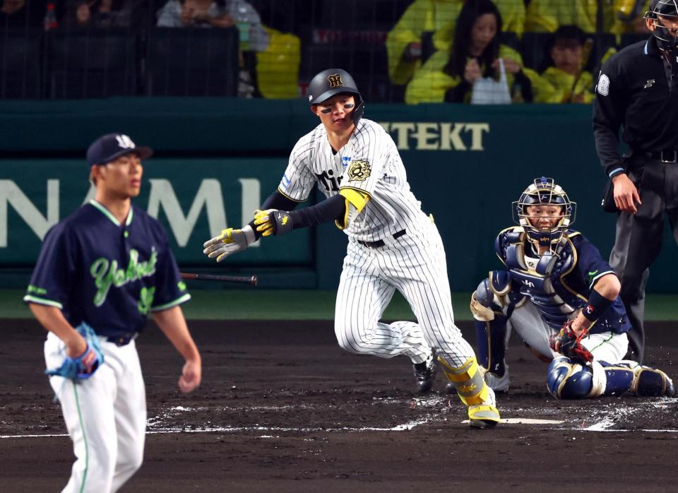 　１回、左前打を放つ森下（投手・山野、捕手・古賀）＝撮影・山口登