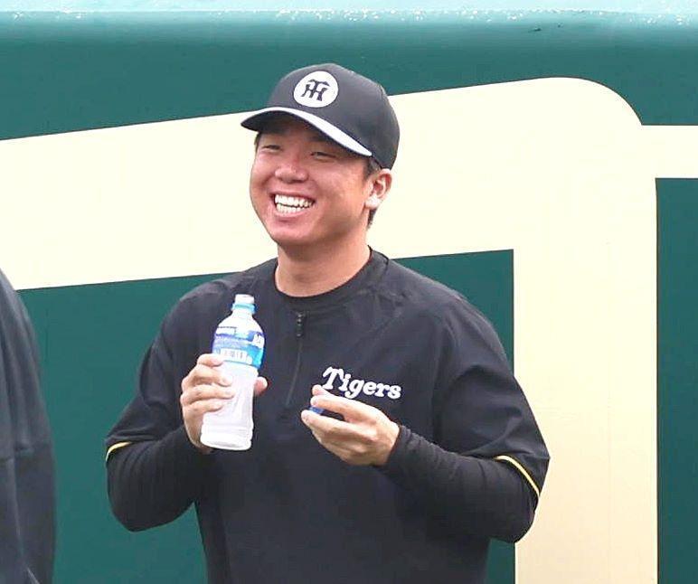 　練習中にペットボトルを手にする村上（撮影・北村雅宏）