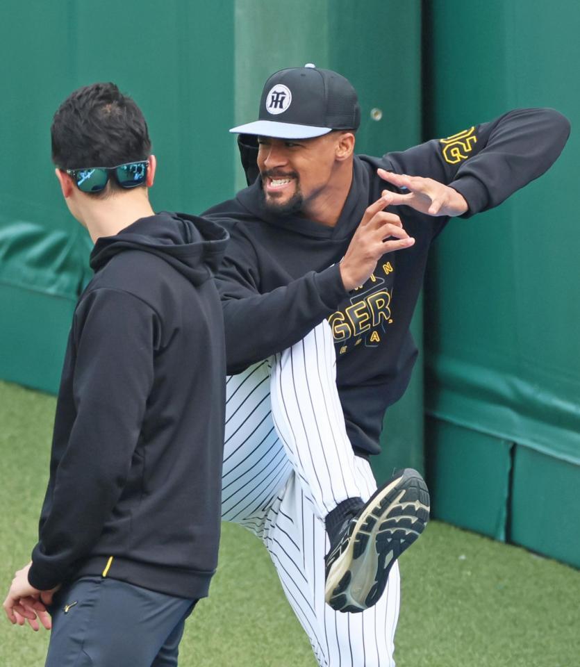 　打撃フォームをまねてみせるデュプランティエ（撮影・立川洋一郎）