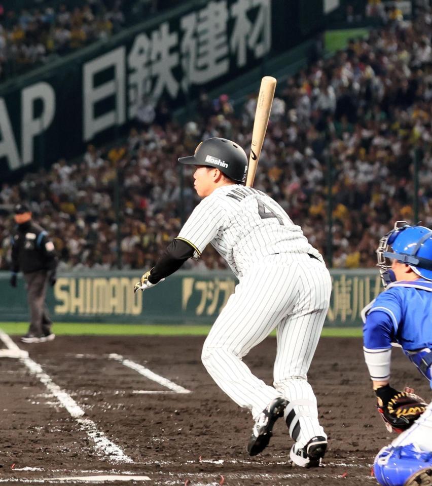 　２回、中前打を放つ村上（撮影・北村雅宏）