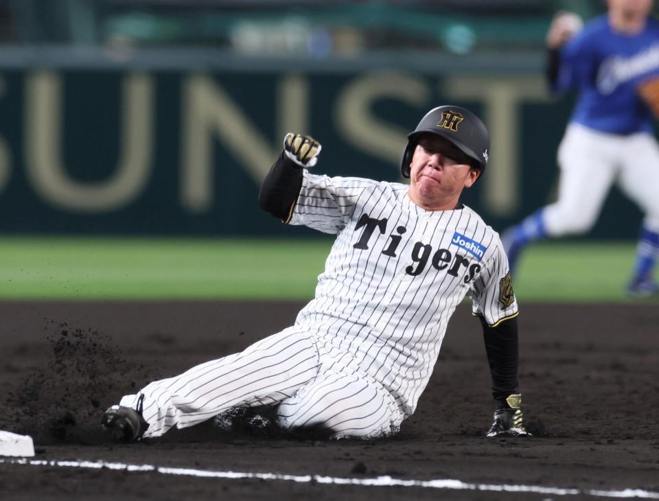 　２回、中野の二塁打で三塁へ滑り込む一走・村上（撮影・北村雅宏）