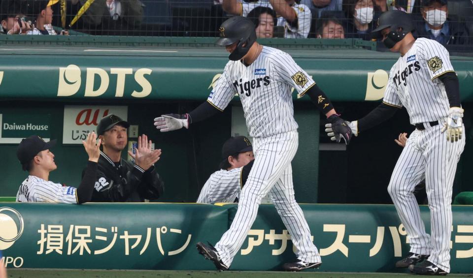 　１回、前川の勝ち越し２点適時二塁打で生還した（右から）森下、大山に拍手を送る藤川監督（撮影・中田匡峻）