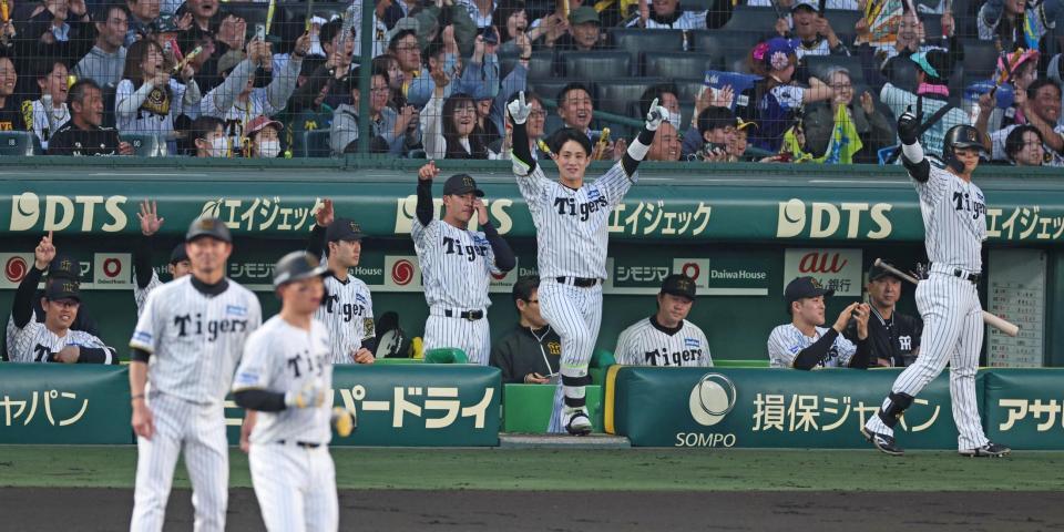 　１回、森下の同点２点適時打で盛り上がる阪神ナイン（撮影・中田匡峻）