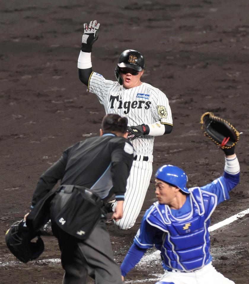 　５回、坂本の適時打で生還する前川（撮影・北村雅宏）