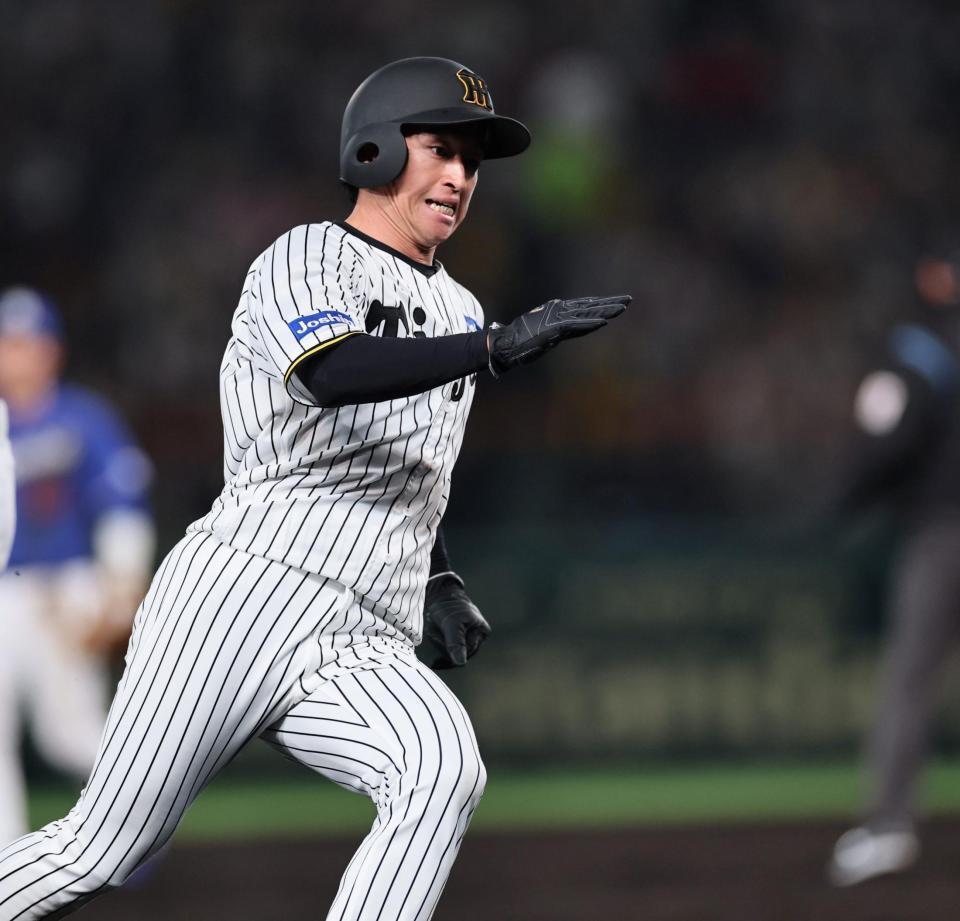 　４回、中野の適時打で本塁へ走る近本（撮影・田中太一）